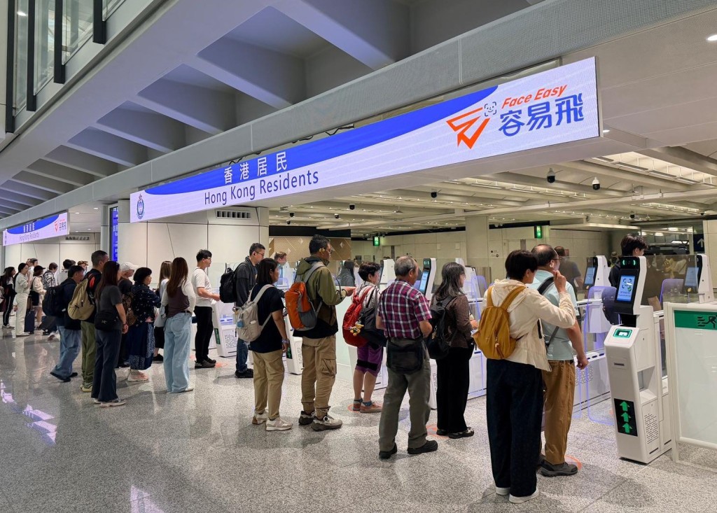 合資格香港居民日後返港時，無需出示證件或QR Code，僅望向鏡頭便可自助辦理入境手續。入境處提供圖片