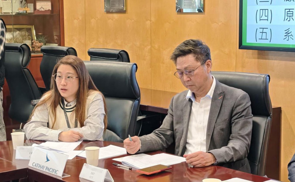 香港海關聯同空運貨物營運商進行反恐桌上演練,模擬極端份子發動網絡攻擊,癱瘓網絡並導致空運貨物清關系統訊息中斷。香港海關facebook圖片 香港海關聯同空運貨物營運商進行反恐桌上演練,模擬極端份子發動網絡攻擊,癱瘓網絡並導致空運貨物清關系統訊息中斷。香港海關facebook圖片