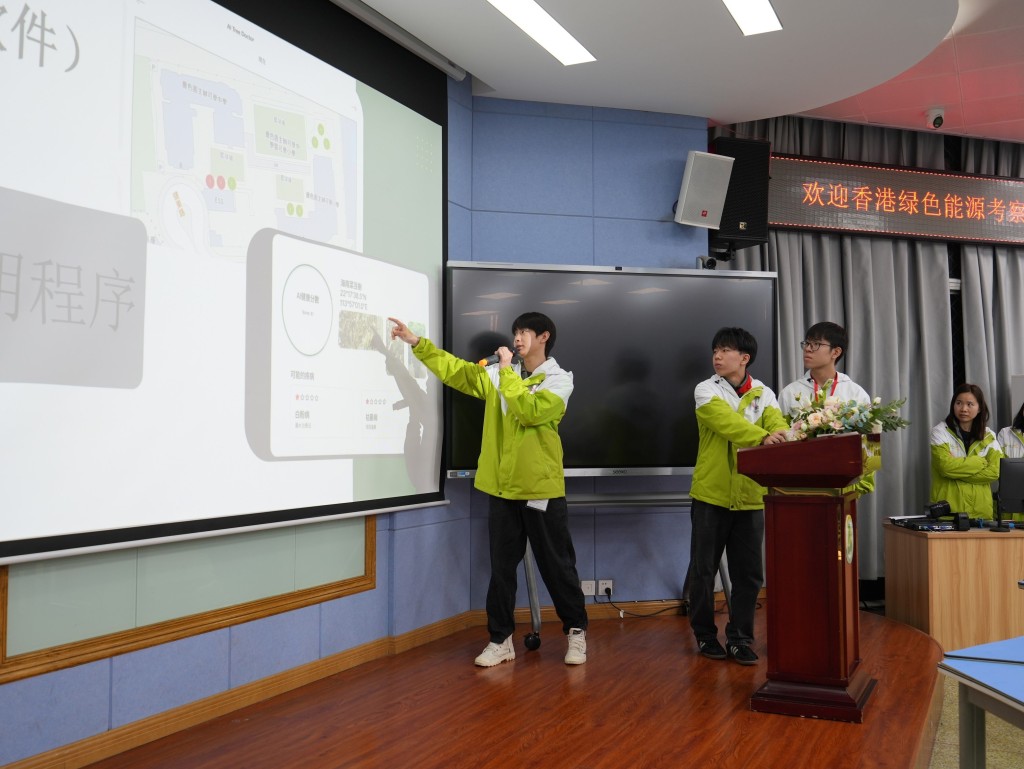 本港學生與四川學生一同研習科普 和介紹其得獎項目。 本港學生與四川學生一同研習科普 和介紹其得獎項目。