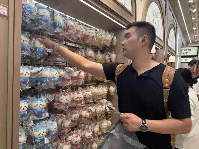 Chiikawa國內線下首店落戶上海南京東路，毛絨掛件、美妝產品、食品……店內商品種類繁多。