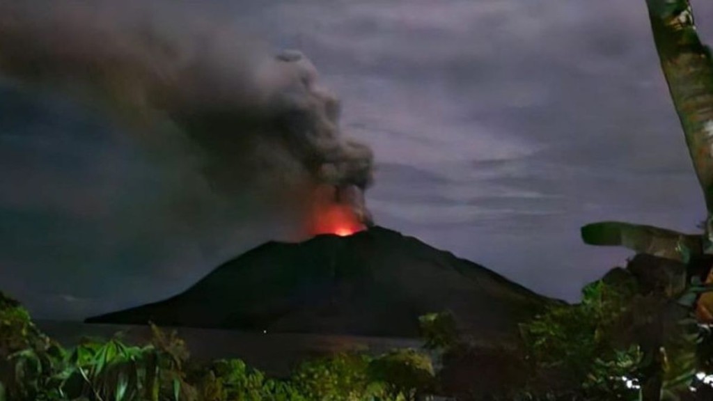 火山初次喷发时，火山灰柱窜升至2公里高。网上图片