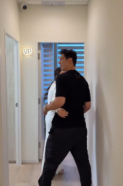 高鈞賢老婆Christine,即時大動作扯老公入房。 高鈞賢老婆Christine,即時大動作扯老公入房。