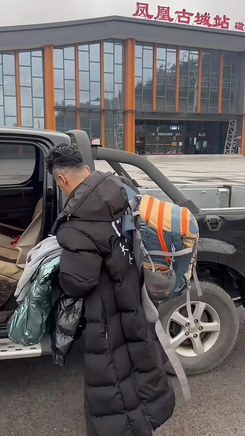 湖南伊朗泰拳教練毅然辭工返國，陪伴戰火中的家人。