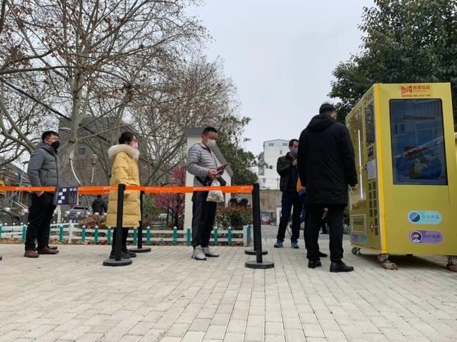 很快排起隊伍開始購買,工作人員在一旁指導購買。(網圖)