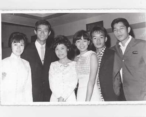 余慕蓮曾與鄭少秋演舞台劇。