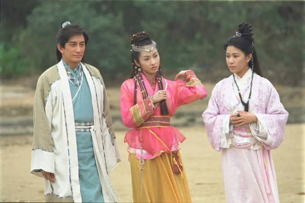 2001年的电视剧《倚天屠龙记》，佘诗曼（右）饰演周芷若，当年的她年仅26岁。图中是黎姿（马黎珈而）；图左为吴启华。