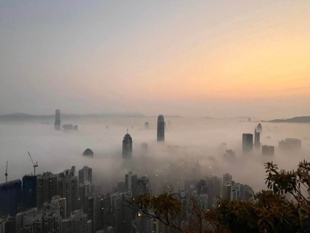 市民今日拍攝到的大霧照片。天文台FB圖片