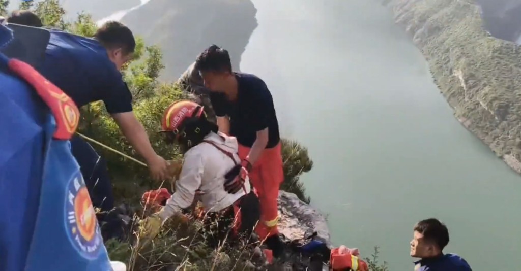 山西大命女堕百米悬崖，奇蹟“摄”入离地40米岩缝获救。山西蓝天救援队