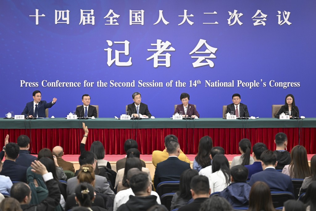 右三为人力资源和社会保障部部长王晓萍。新华社