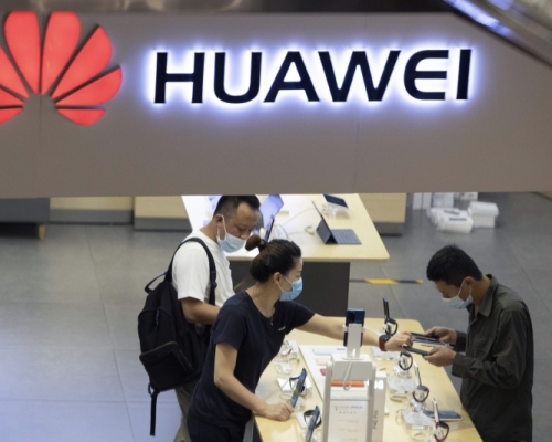 英國從今年年底起禁止電信運營商從華為購買任何5G設備，2027年前從5G網絡中移除全部現有華為設備。AP