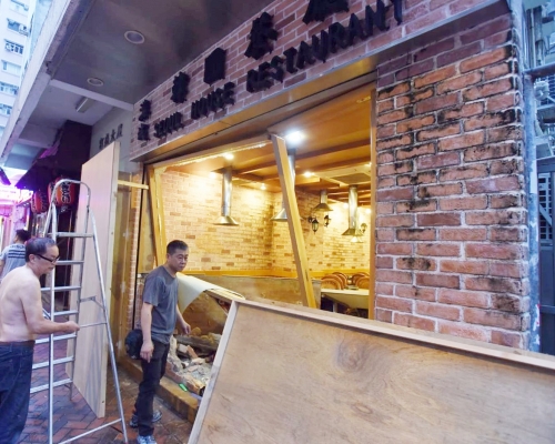 一間韓國燒烤餐廳的玻璃櫥窗及外牆遭撞毀。