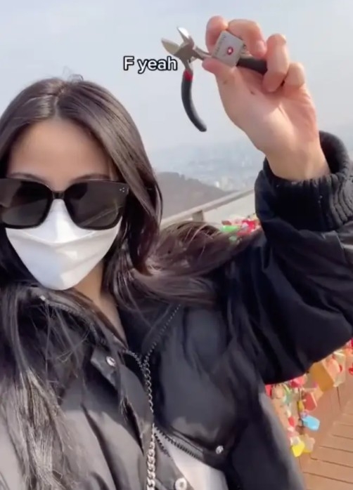 Kassie拿出鉗子剪掉當初的那把愛情鎖。