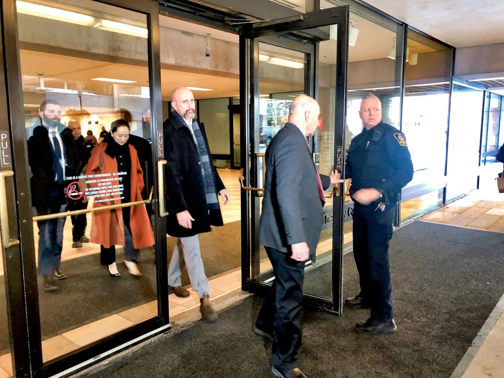 孟晚舟身穿棕色大衣，現身卑詩最高法院。