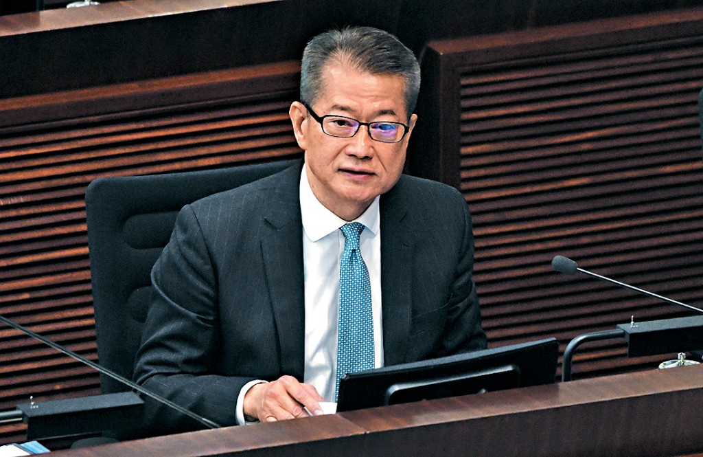 財政司司長陳茂波表示,政府對店舖結業情況「好上心」。