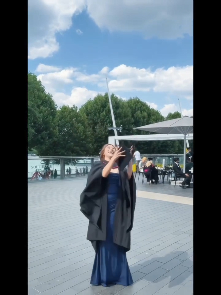 張卓姿在戶外拋四方帽的經典場面。 張卓姿在戶外拋四方帽的經典場面。