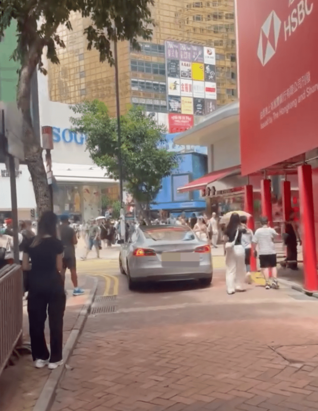 電動車駛經渣甸坊時與途人擦身而過。Facebook 車cam L（香港群組）影片截圖