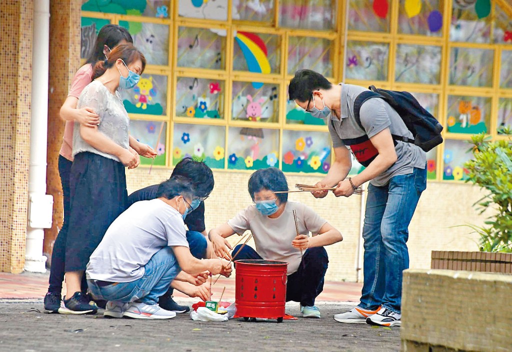 男生墮樓亡，家屬路祭傷心不已。