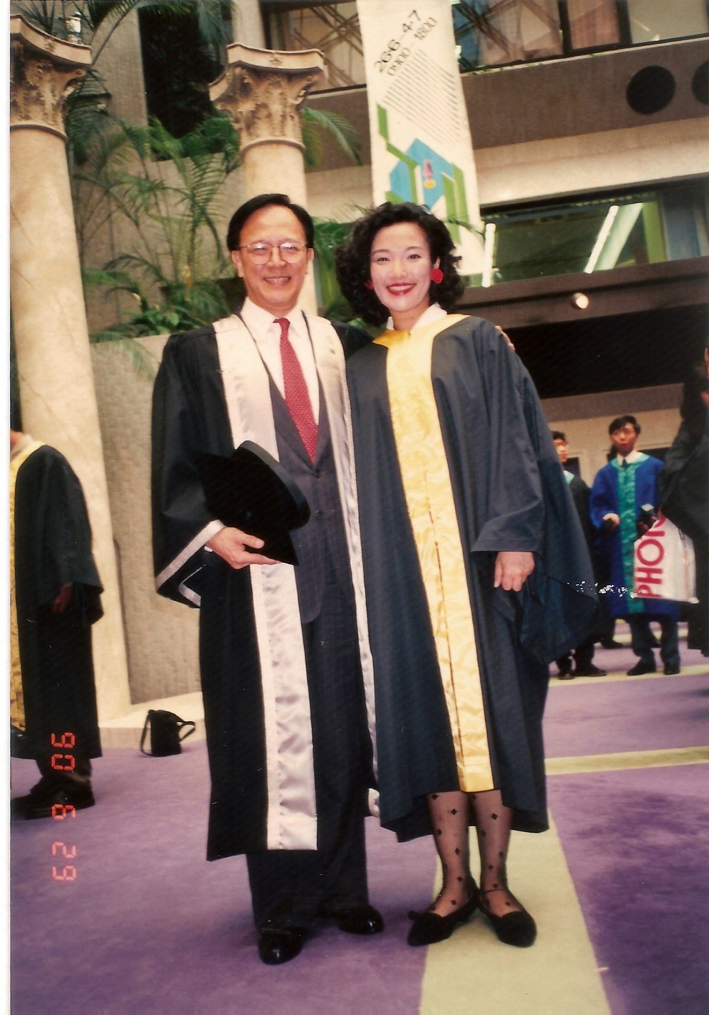 劉雅麗於17歲考進演藝學院，90年畢業時獲鍾景輝頒贈獎學金。
