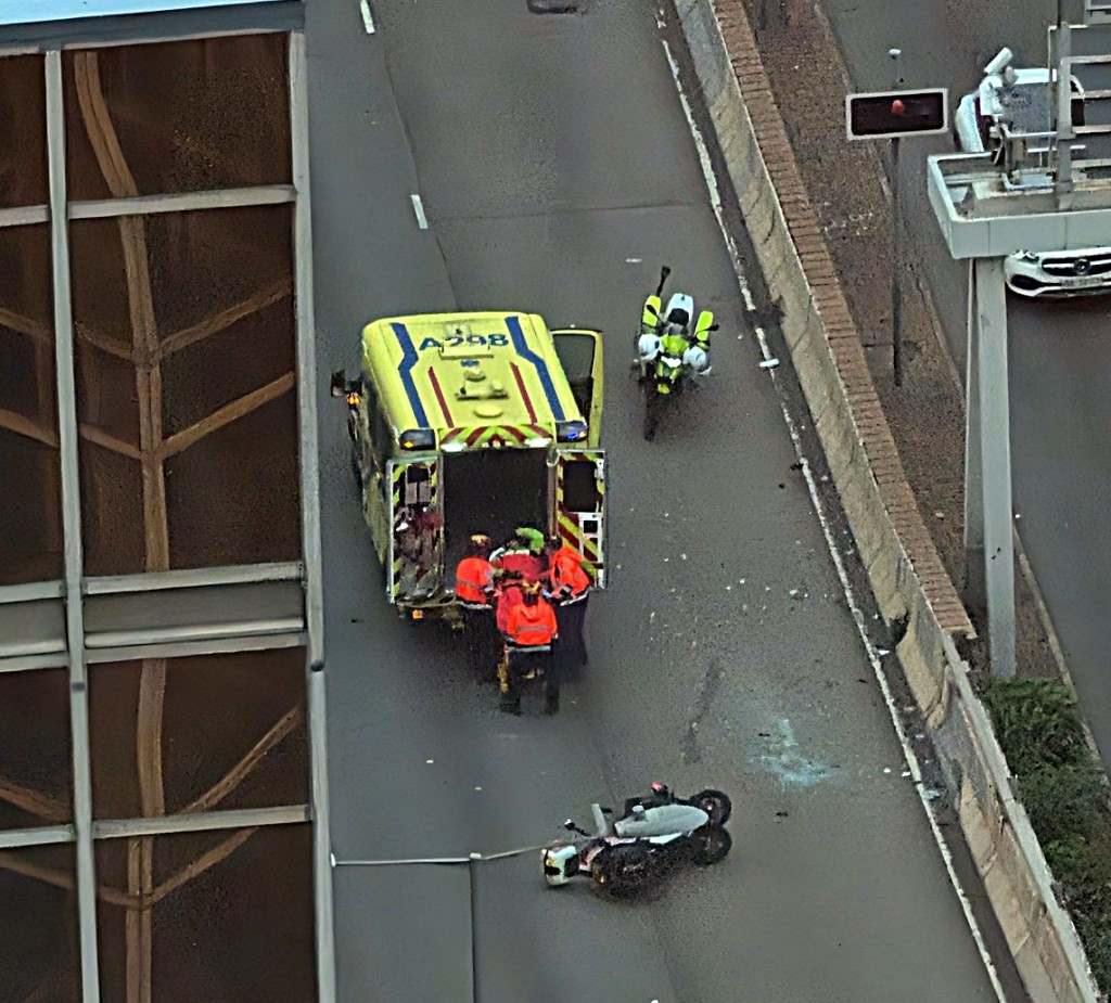 交警受傷送院。網圖 交警受傷送院。網圖