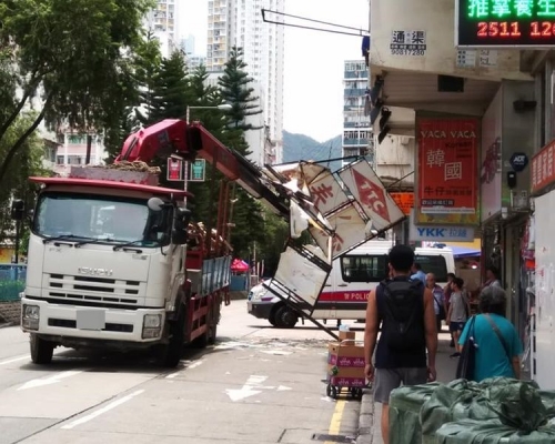 大半個招牌損毀脫落半天吊。圖:網民Fox KF Lo香港突發事故報料區