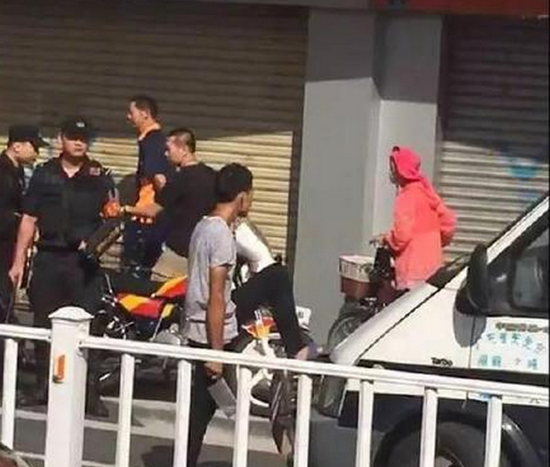 男子被制服。網圖