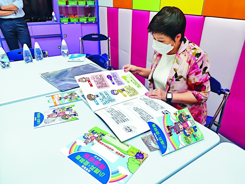 ■荃湾及葵青区幼稚园校长会主席、荃湾商会朱昌幼稚园校长林翠玲，赞赏画册是首本以区为本教材。 梁国峰摄