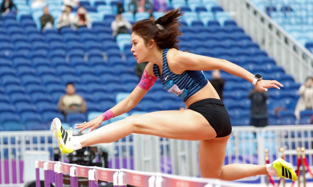全運會賽場上的吳艷妮。 新華社