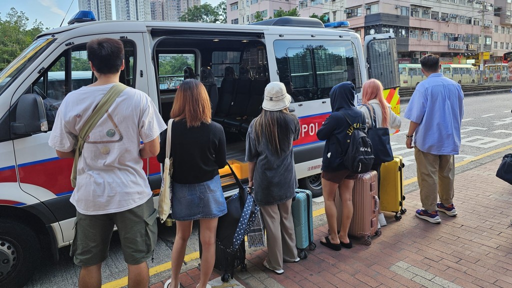 警方拘捕4名外籍女子。警方提供圖片