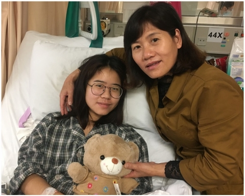 曉儀母親每天到醫院照顧愛女。