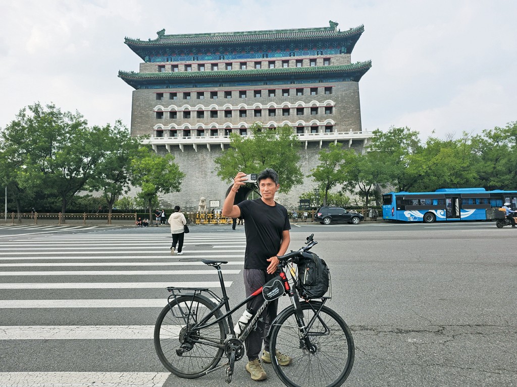 24日，台灣騎手陳峻永在北京正陽門前拍照。
