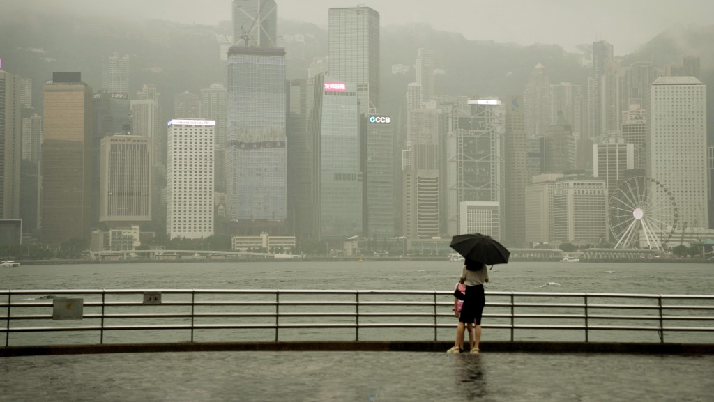 天氣｜丹娜絲南側西南季候風料周四五影響珠江口一帶 本港或有暴雨及狂風雷暴