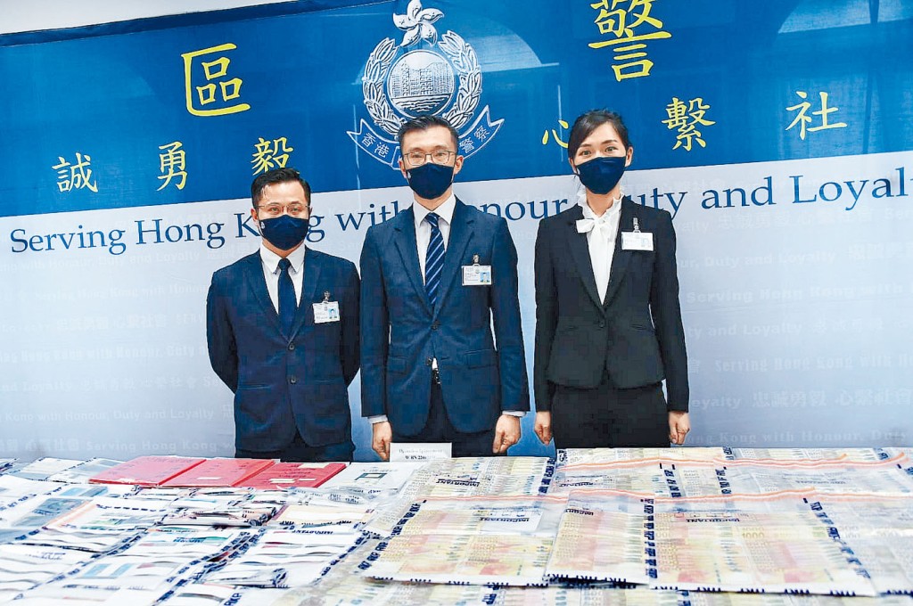 雷君纳警司（中）、黄宇徽总督察（左）及梅碧心督察讲述案情及展示证物。