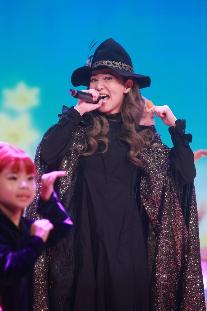 滕麗名過往甚少公開獻唱《魔法咕嚕咕嚕》。