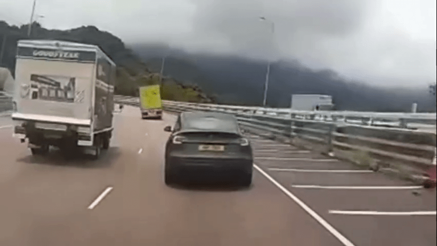 貨車轉左彎時失控。 貨車轉左彎時失控。