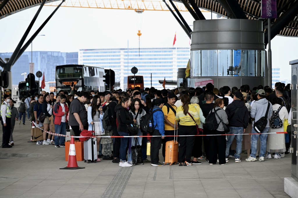 港珠澳大橋香港口岸離境服務已準時在中午12點30分恢復正常。蘇正謙攝