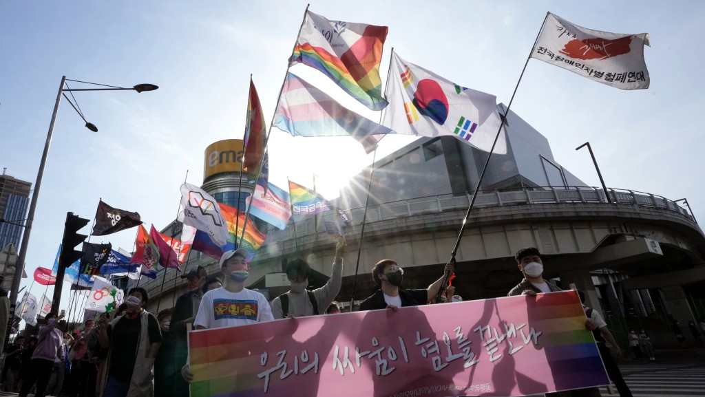 2022年5月，南韩LGBT权利支持者在首尔集会游行，要求政府立即通过反歧视法。 美联社