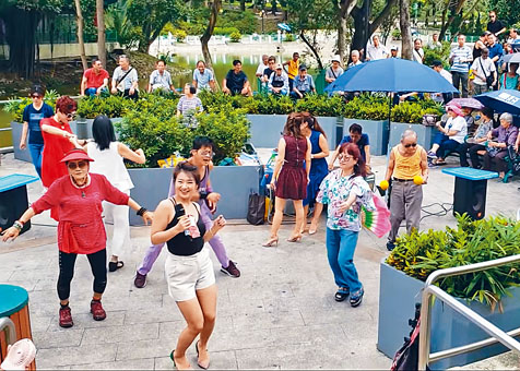 屯門公園的表演噪音困擾居民多年。　