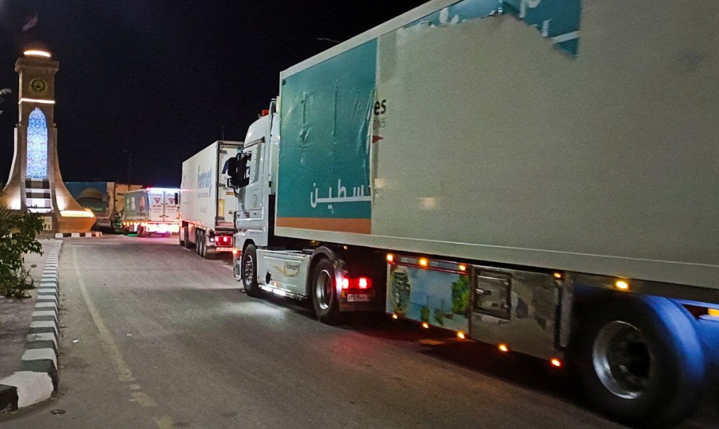 數十輛載有燃料和援助物資的卡車，停留在拉卡口岸埃及一側，等待進入加沙許可。路透社
