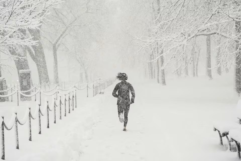 美國遭冬季風暴持續吹襲，最少有83人因極端天氣死亡。路透社