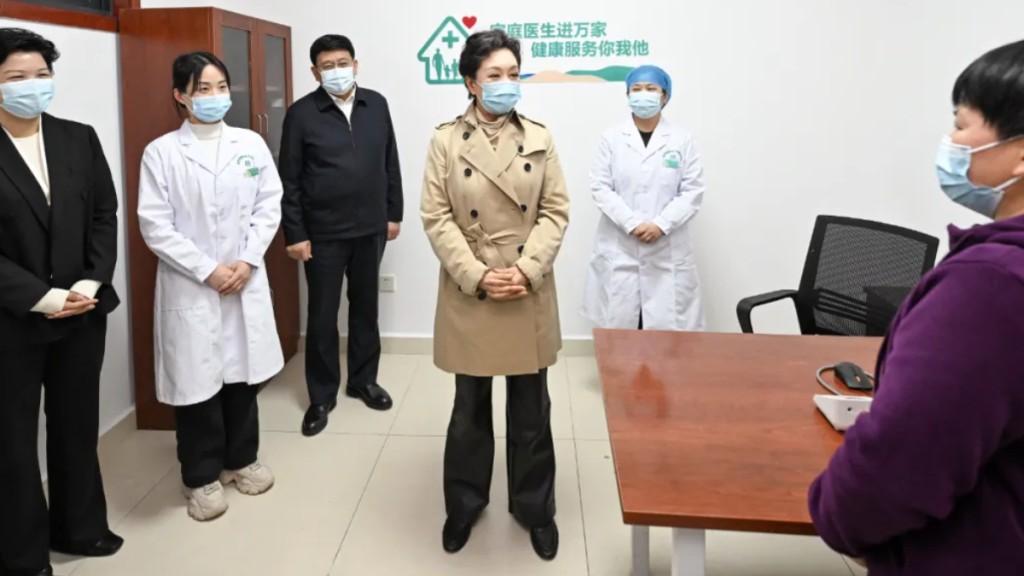 彭丽媛看望慰问基层医务工作者，了解基层结核病诊治服务管理工作。