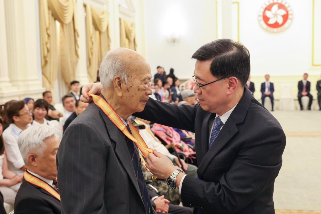 李家超出席中國人民抗日戰爭勝利80周年紀念章頒授儀式。