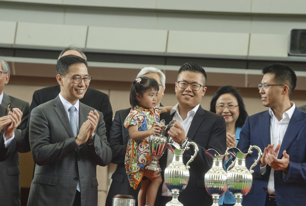 王家揚(前排置右)和王文揚(前排置中)曾捧走香港賽馬會社群盃。