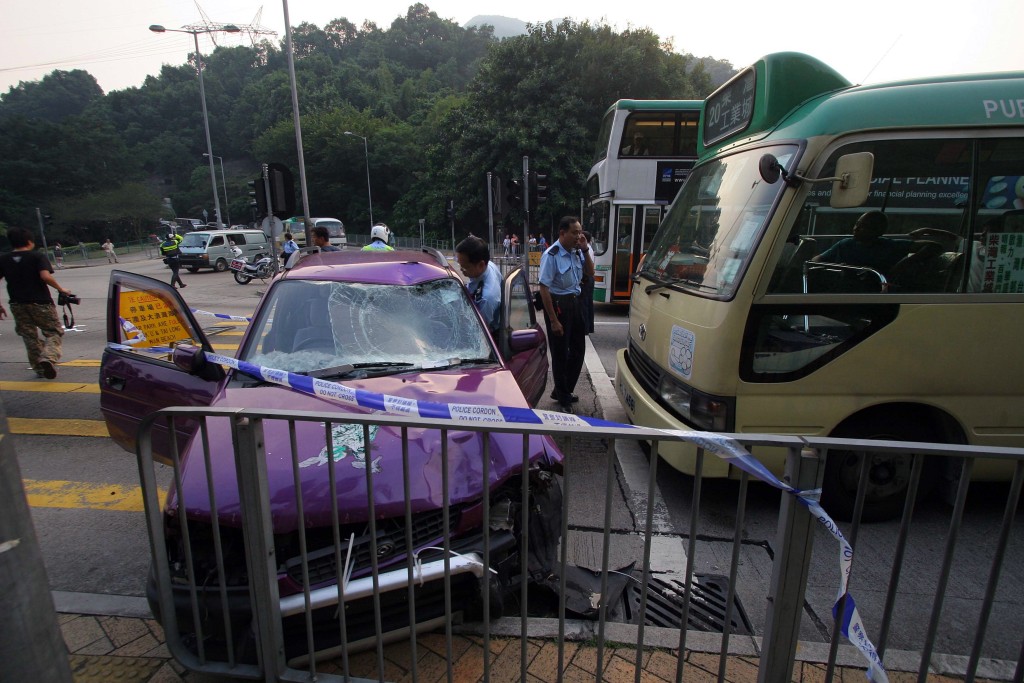 私家車失控撞欄。資料圖片