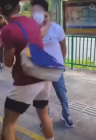 青年走出車廂即向白衫男再揮拳。fb 車cam L（香港群組）Soso Chan影片截圖 