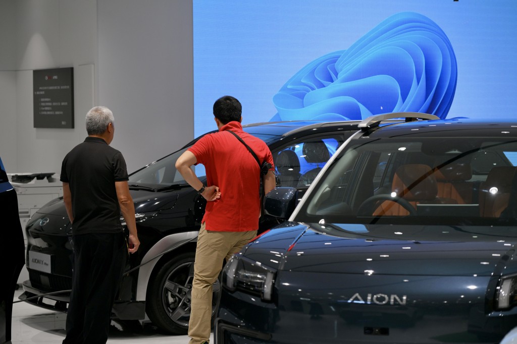 不少買家在「一換一」計劃明日「死線」前選購電動車。 不少買家在「一換一」計劃明日「死線」前選購電動車。