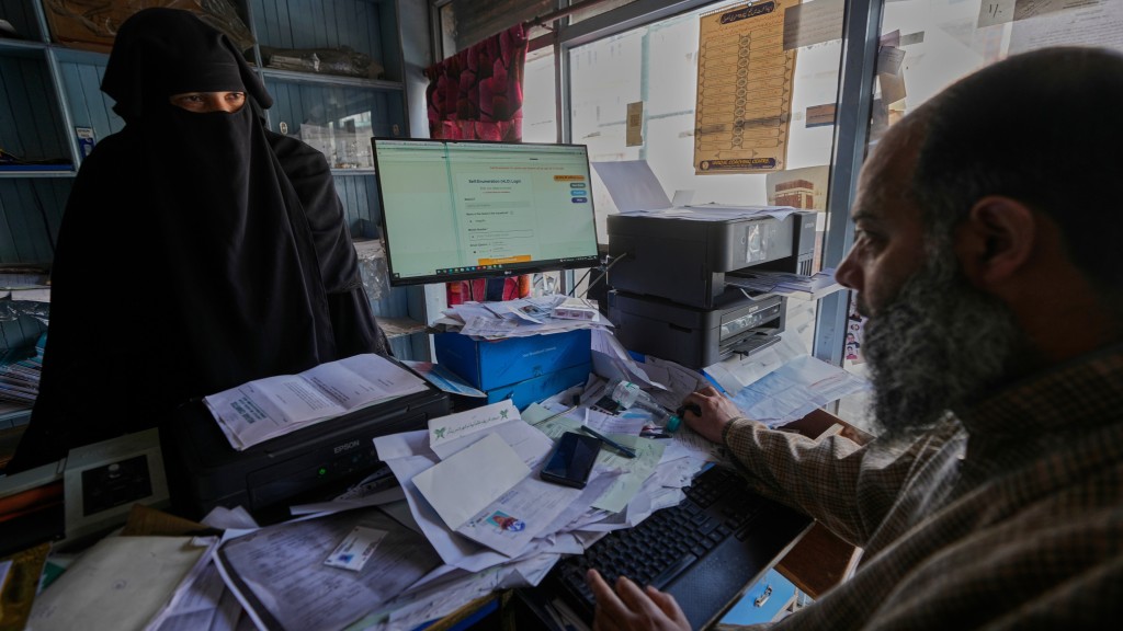 印度展開人口普查，一名穆斯林女子查詢她的人口普查登記。 美聯社