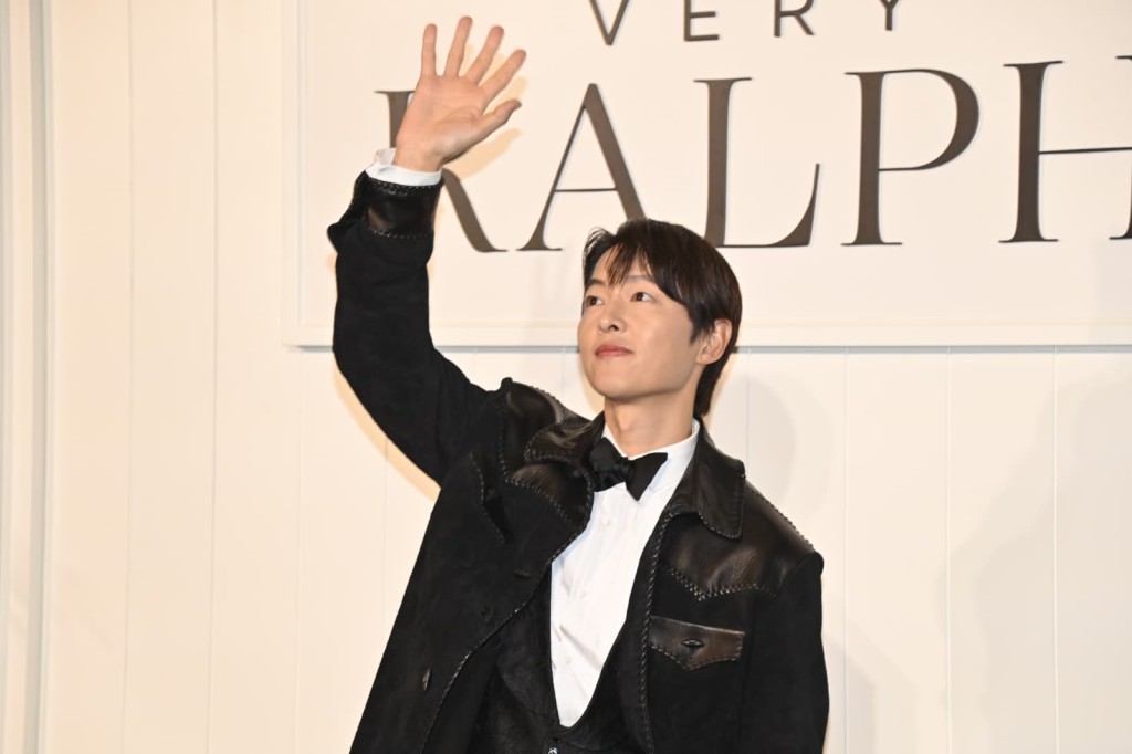 宋仲基十分親民。