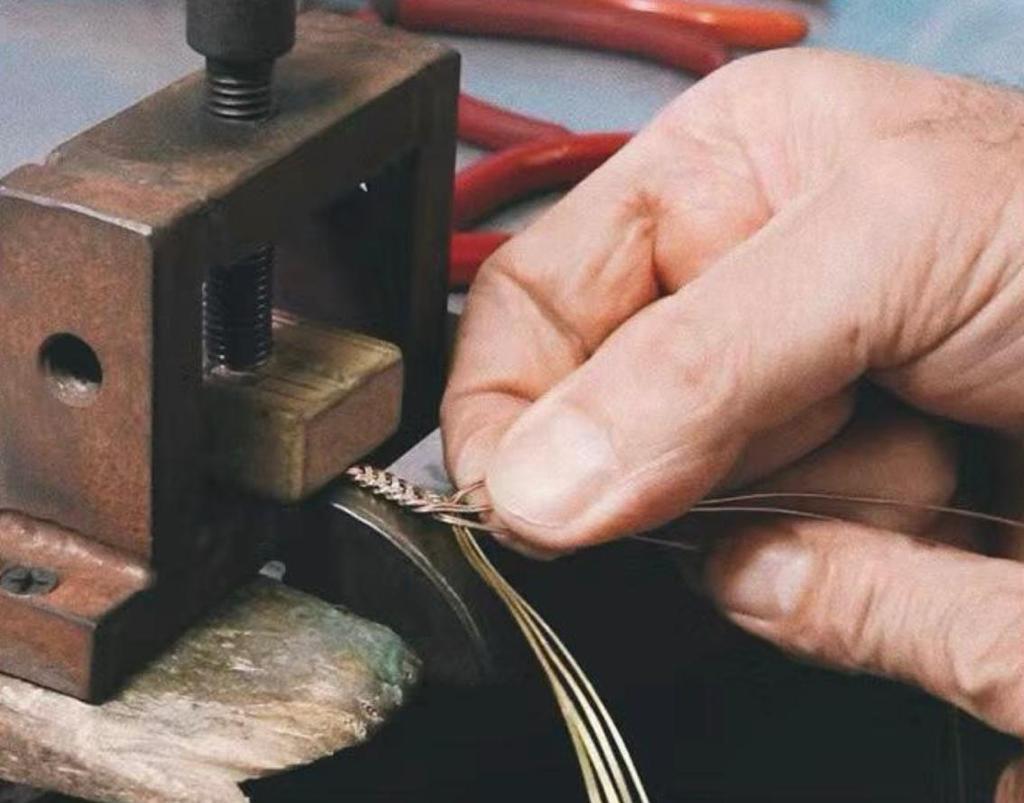工匠小心翼翼將幾條金線扭結起來，打造獨特的質感與視效。