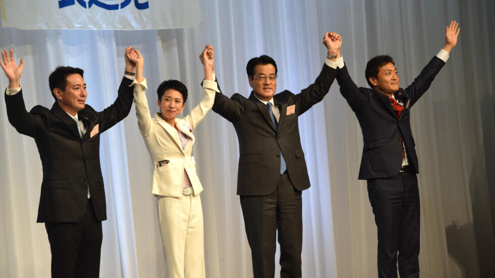 2016年3月民主党与维新党合作组民进党，莲舫（右三）曾担任民进党党魁。网上图片