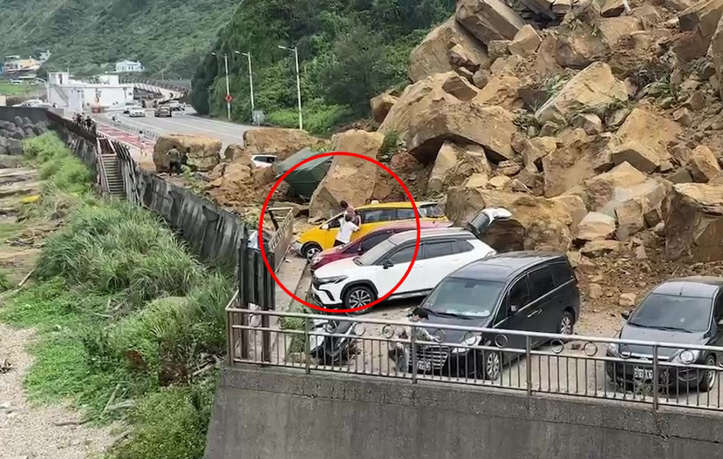 台湾基隆潮境公园严重山泥倾泻，出租车司机及乘客慌忙逃生。